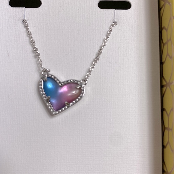 Kendra Scott Ari heart pendant necklace and stud earrings gift set - Picture 4 of 6